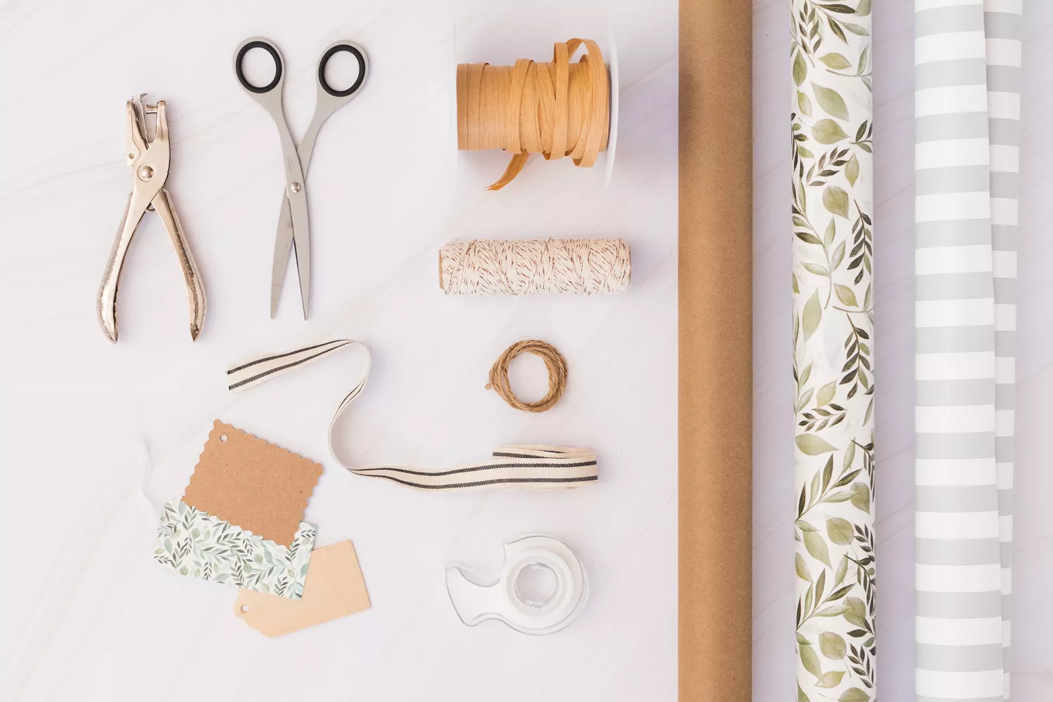 diy-wrapping-paper-gift-bag-6455435-03-084e473154fa4f15a5fc28e4a87b6baa
