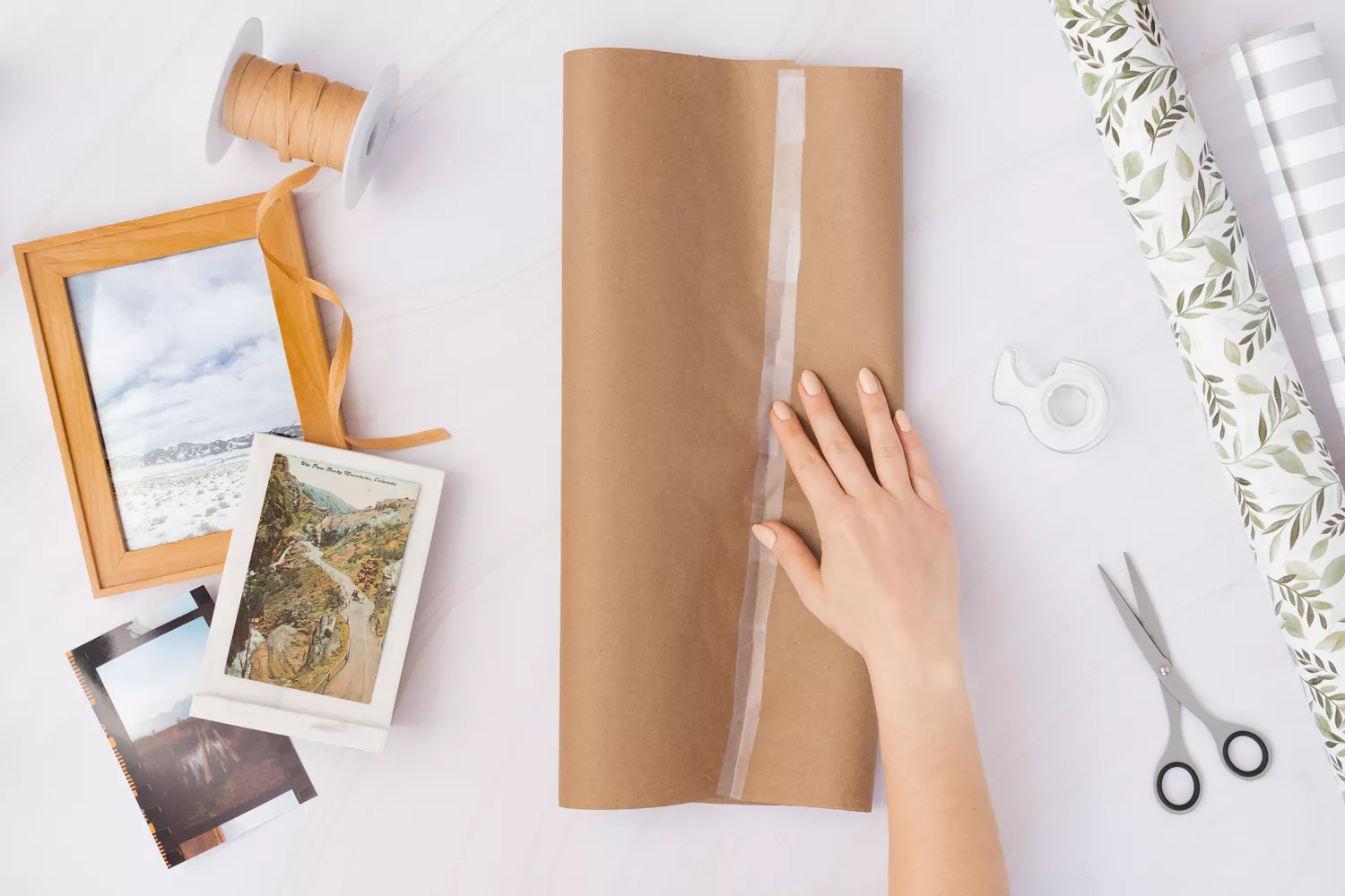 diy-wrapping-paper-gift-bag-6455435-05-9a2e258d559a4cb4a37a628abd26edb5