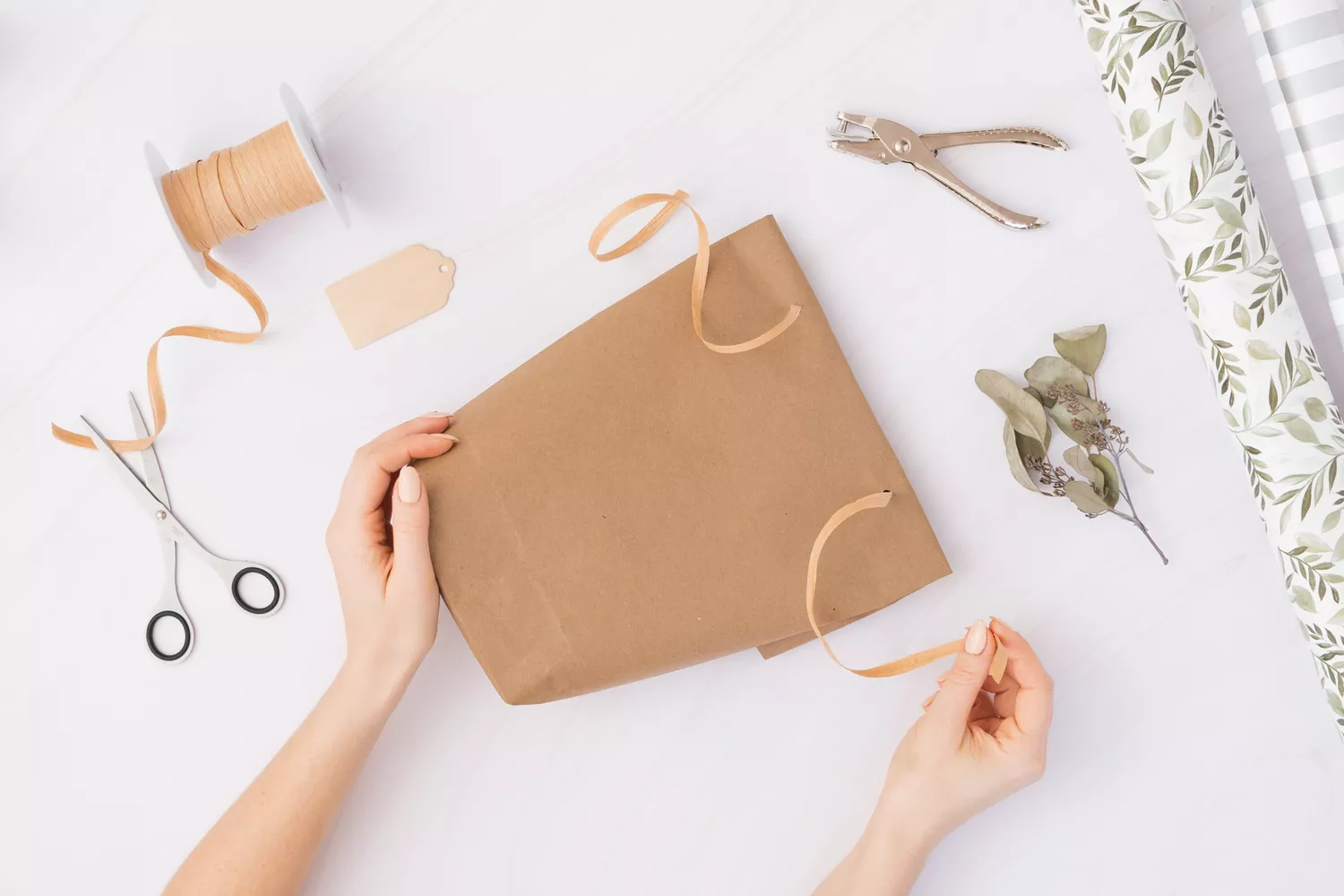 diy-wrapping-paper-gift-bag-6455435-10-cab58ab23b674cf7a8696480b0aecf0f