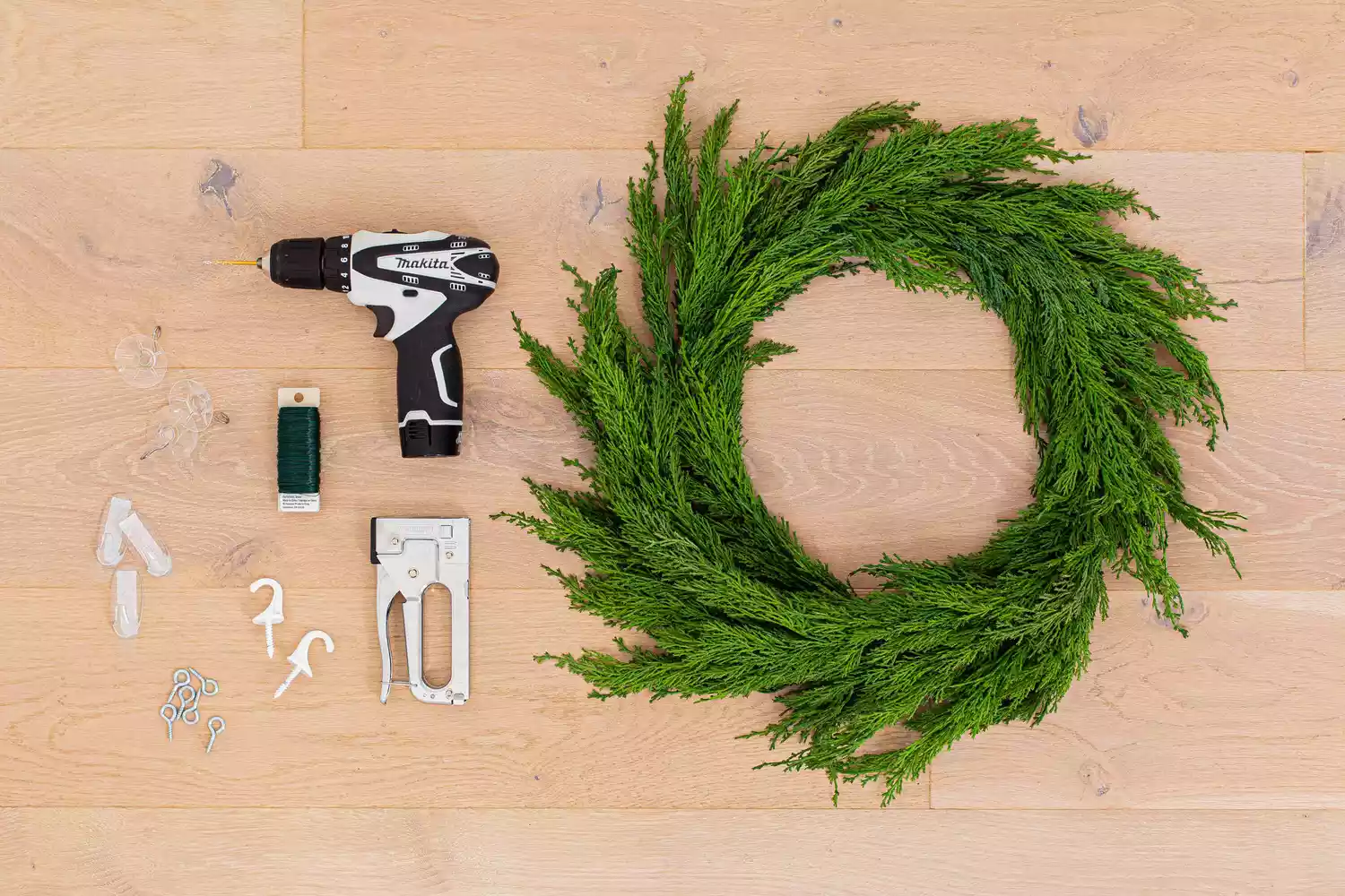 how-to-hang-garland-2132969-03-232f350700b140859f2ba93281443e24