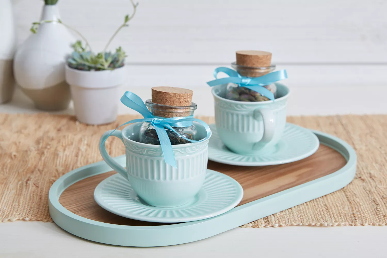 proper-host-and-hostess-gift-etiquette-1216503_inlaws_3239-01902f9fa0f647eebe47105a7299c029